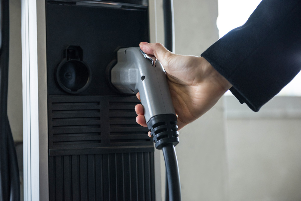 Thuisbatterij aan de muur in moderne woning