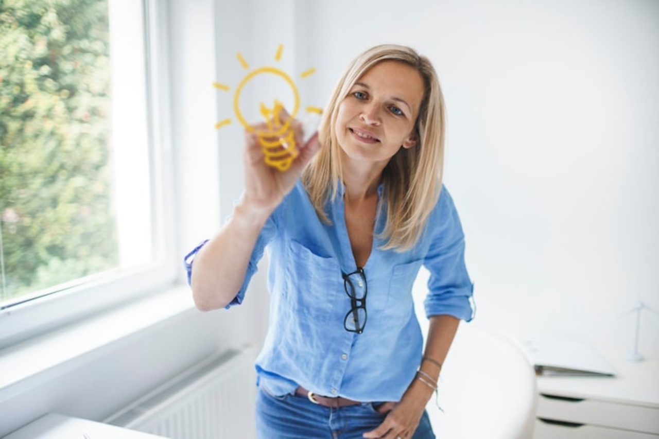 Energie advies analyse met grafieken, gloeilamp en energieverbruik data