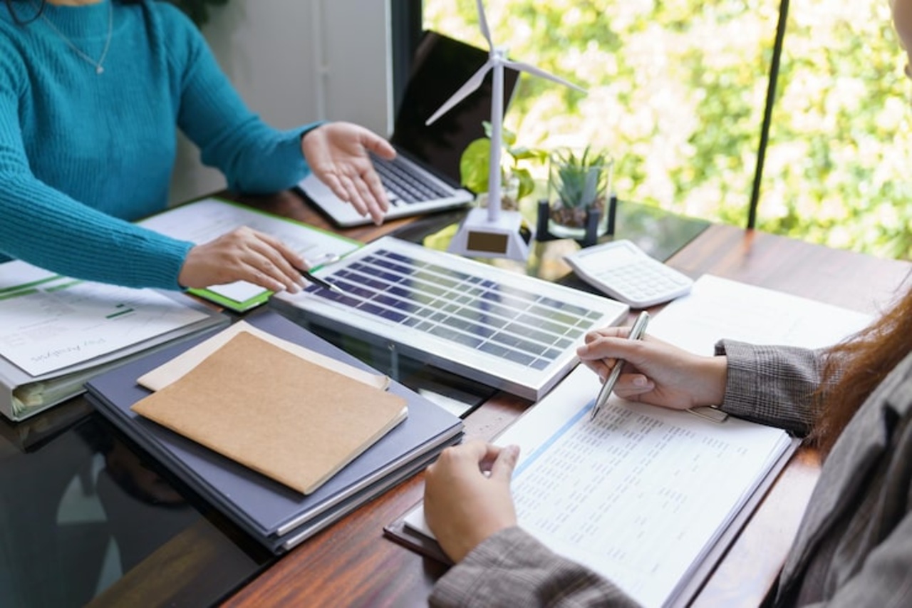 Zonnepanelen en zonne-energie installatie voor duurzame elektriciteit