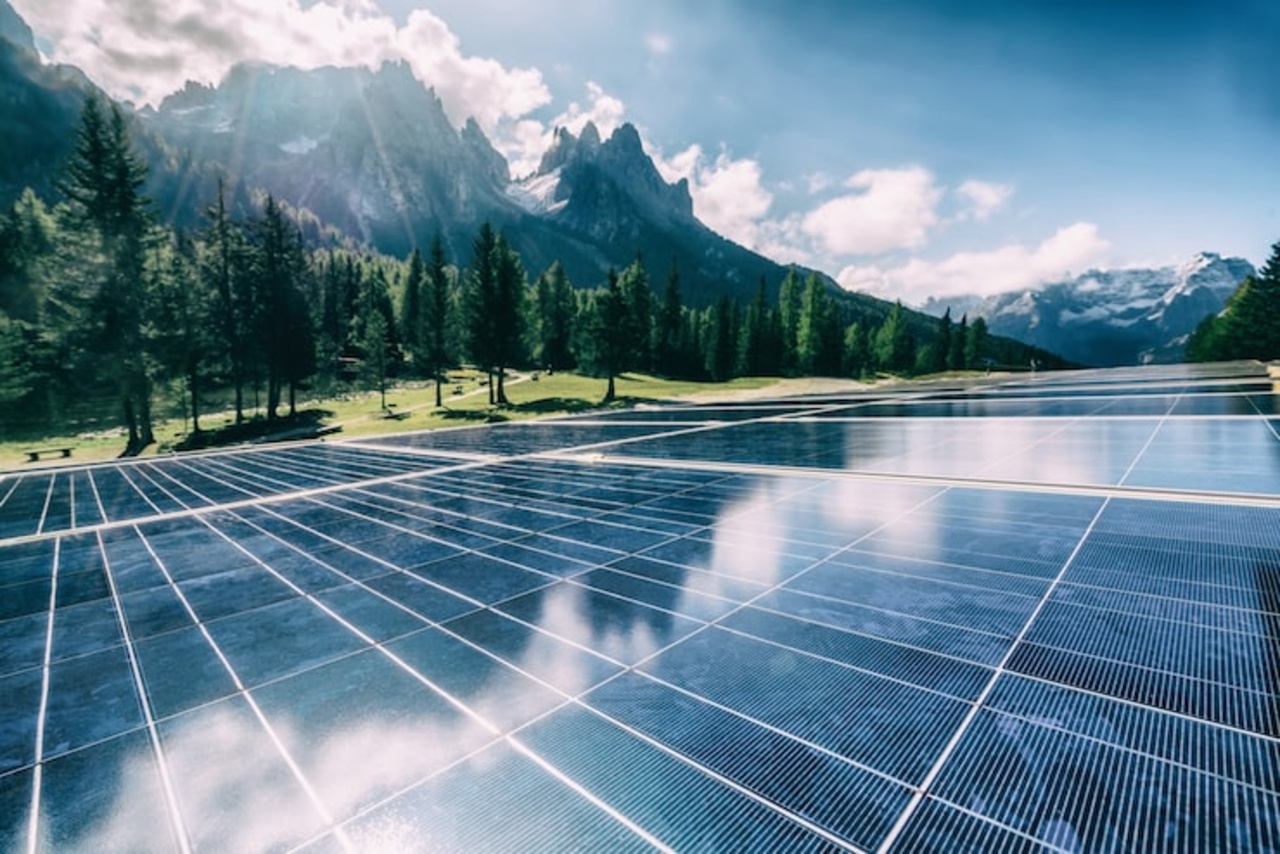 Zonnepanelen op het dak die zonne-energie opwekken voor duurzame elektriciteit en energiebesparing
