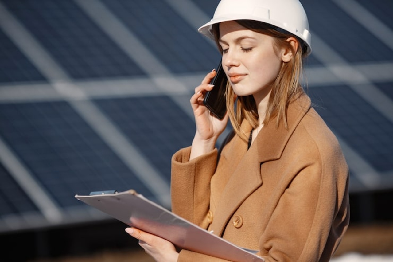 Energie expert die advies geeft over energieverbruik en energiebesparing