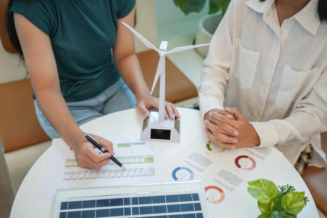 Energie advies pictogram met gloeilamp, tandwielen en energielabels